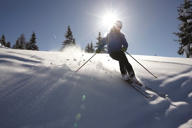 Mann fährt auf Ski