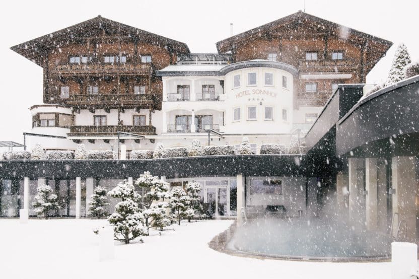 Außenansicht vom Sonnhof Alpendorf im Winter
