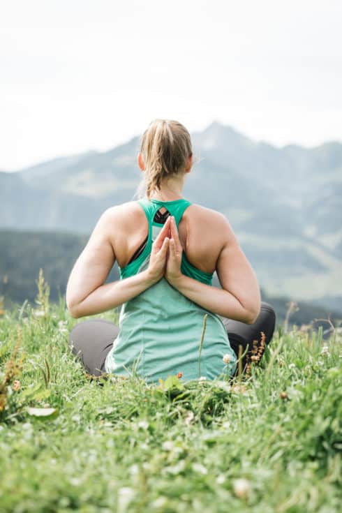 Frau macht Yoga in der Natur