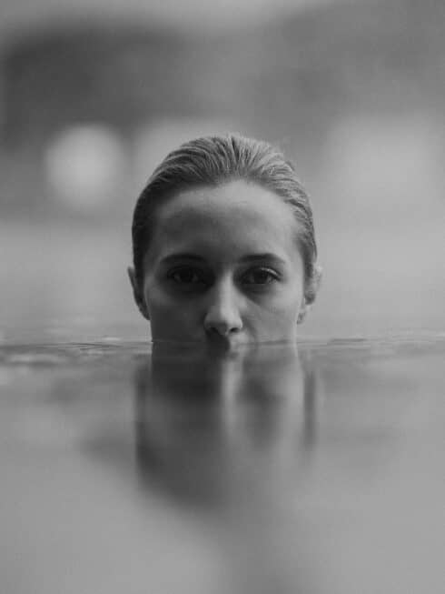 Nahaufnahme von Frau im Pool