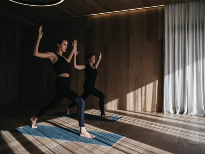 Frauen machen Yoga im Sonnhof Alpendorf