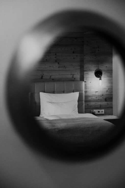 Nahaufnahme mit Doppelbett mit Nachttisch und Lampe