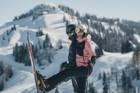 Frau und Herr mit Ski auf der Piste