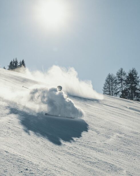 Mann mit Ski auf der Piste