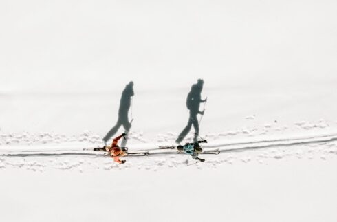 Zwei Personen gehen Tourenski im Winter