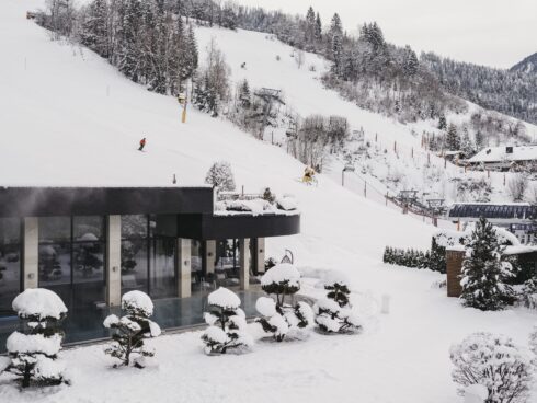 Outdoorpool im Winter im Salzburgerland