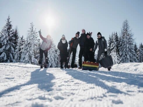 Freunde im Schnee im Salzburgerland