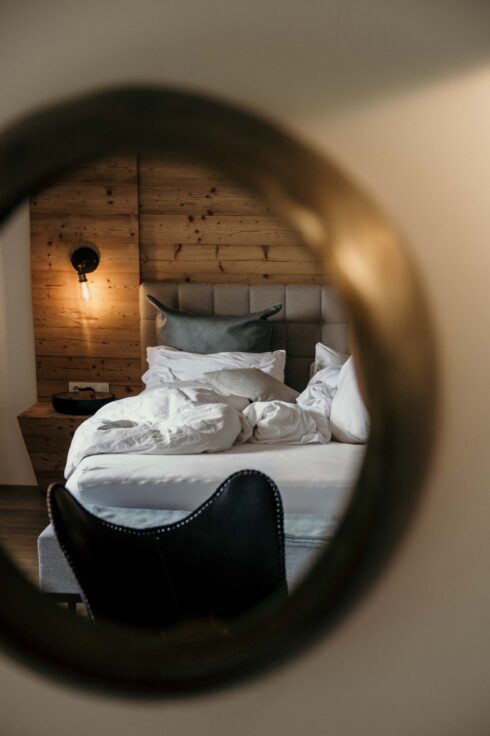 Doppelzimmer mit Bett, Sesseltisch und Nachtisch